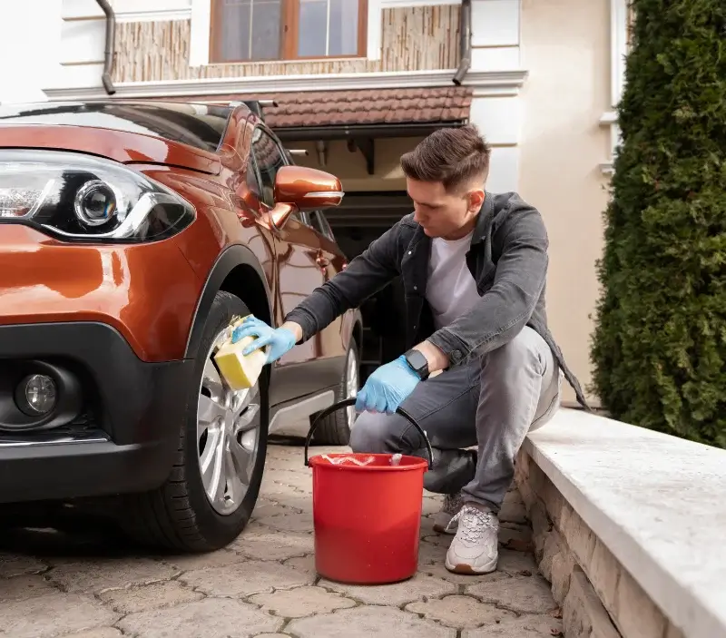 Lavage auto à domicile Rémalard en Perche : professionnel intervenant sur un véhicule